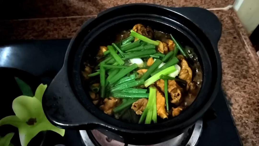香味十足的沙姜鸡煲