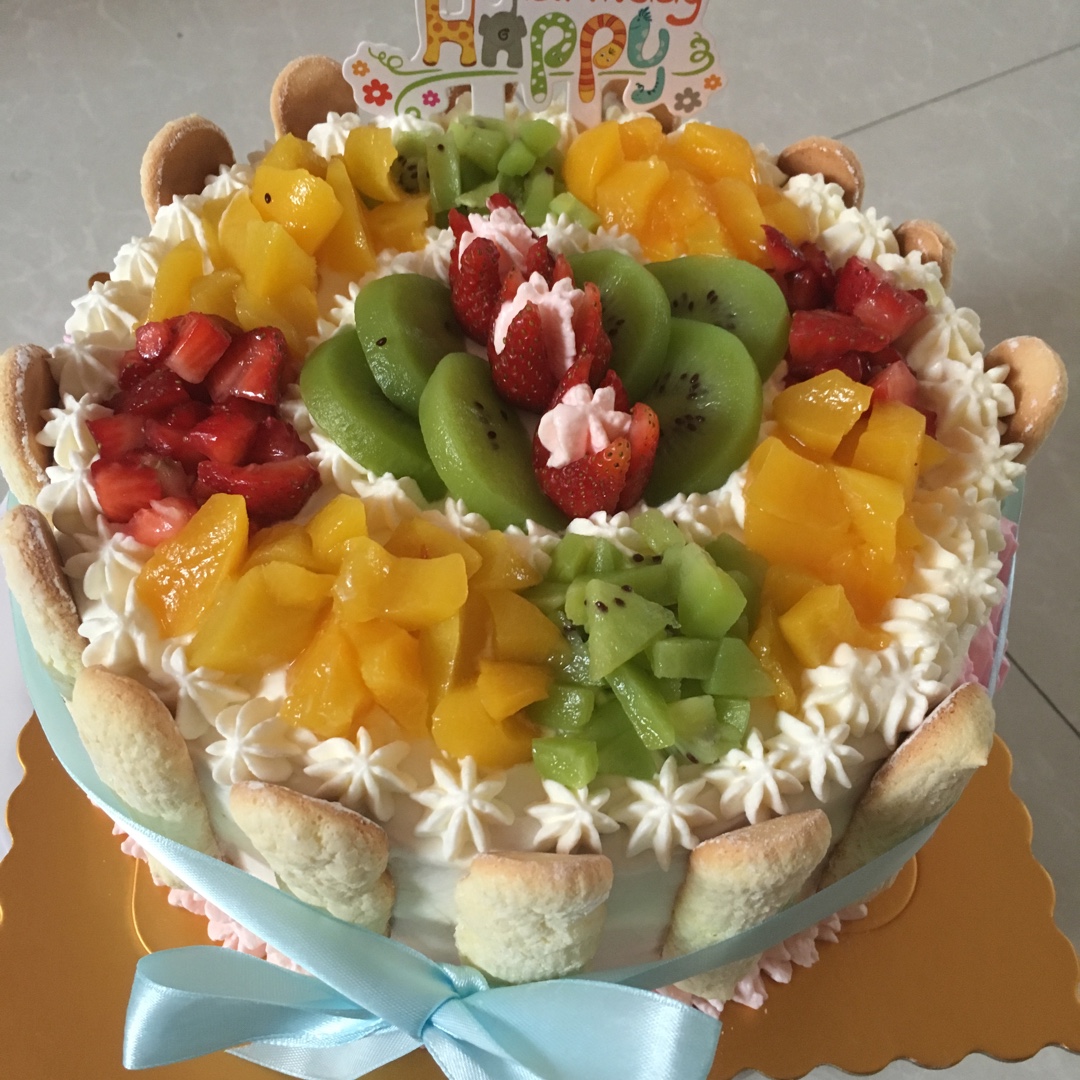 悦悦爱跑步做的8寸水果生日蛋糕