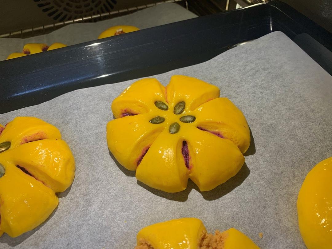 金灿灿的南瓜小餐包