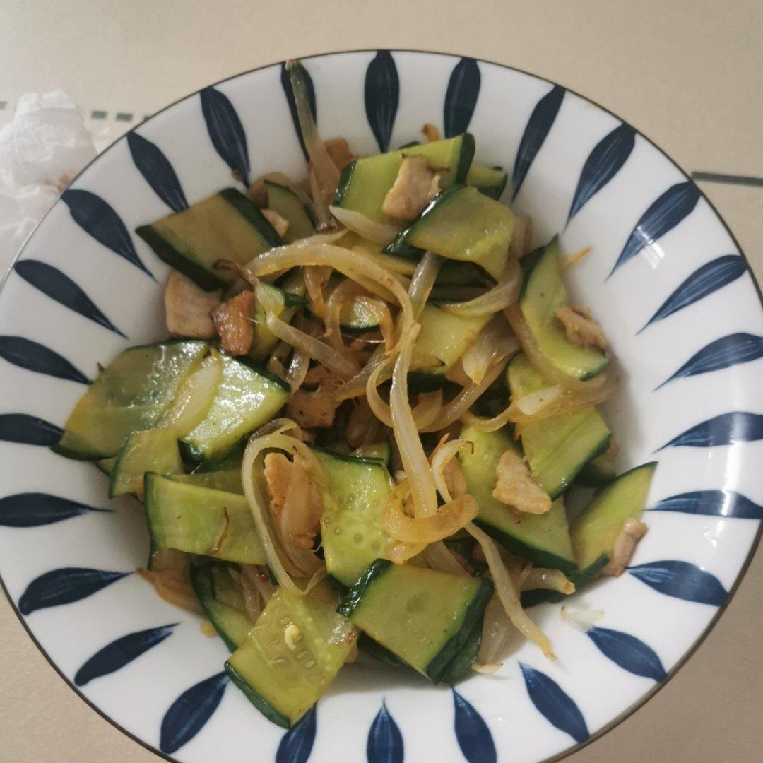 洋葱炒黄瓜  😋好吃极了