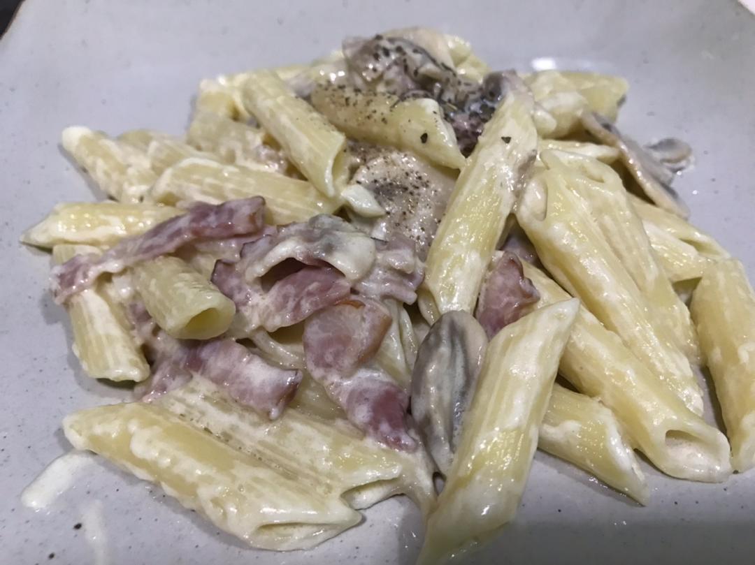 白蘑菇奶油培根意面