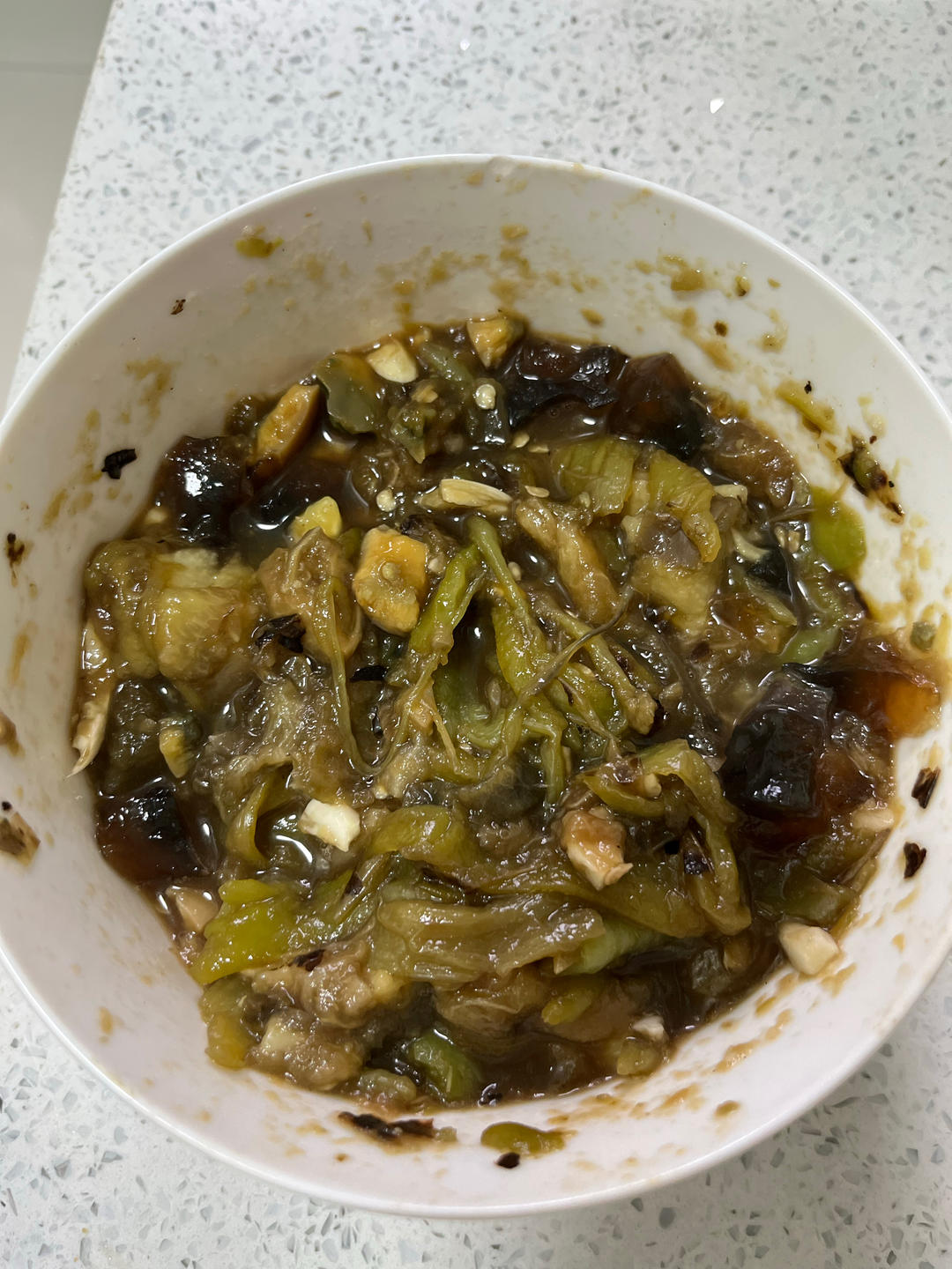 不要被它的外表吓到，吃一口会让你念念不忘辣椒擂皮蛋茄子