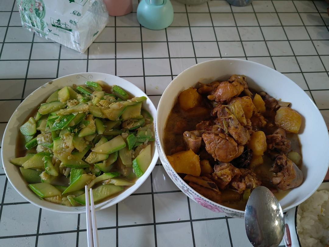 鸡腿炖土豆 上桌秒空盘 汤都喝干了！