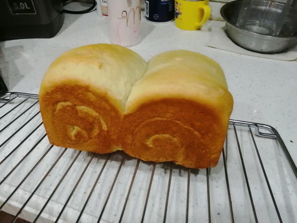 用烤箱自己做面包--手工牛奶吐司面包