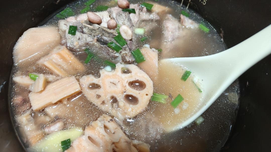 健脾补气的花生莲藕猪骨汤