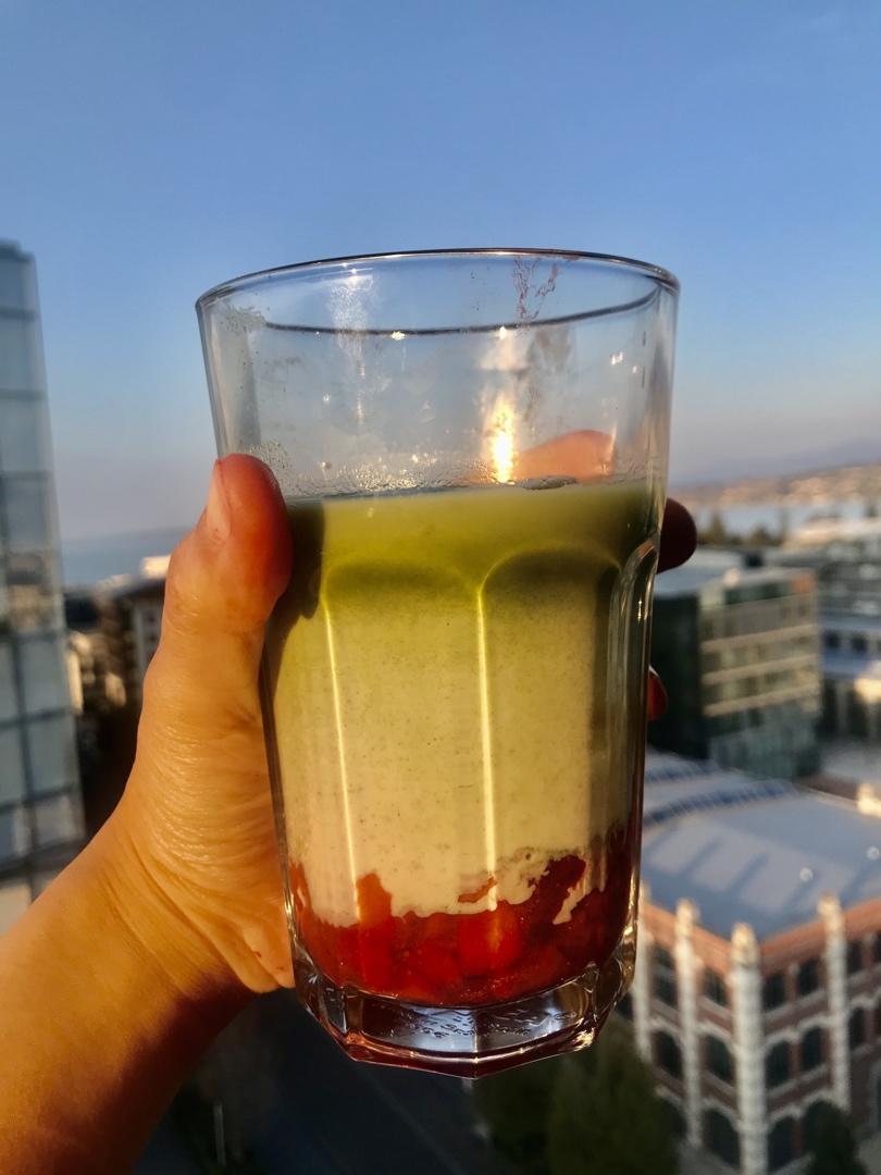 三层渐变草莓抹茶拿铁