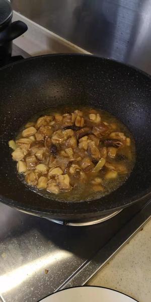 海参羊肚菌香菇炒鸡腿肉的做法 步骤12