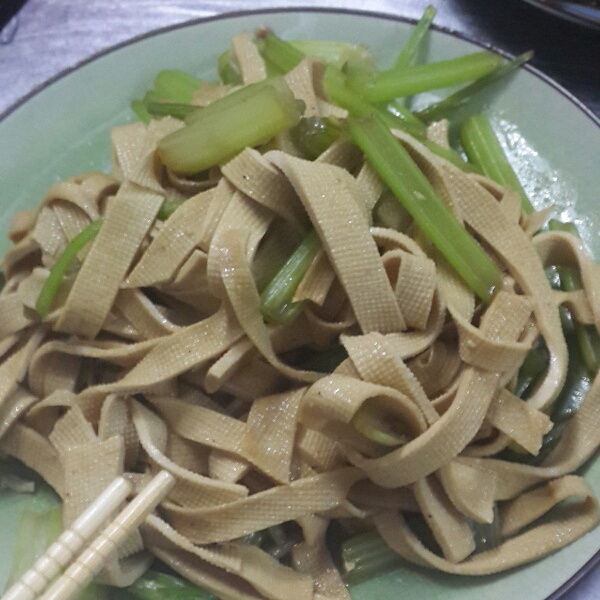 西芹炒豆腐皮