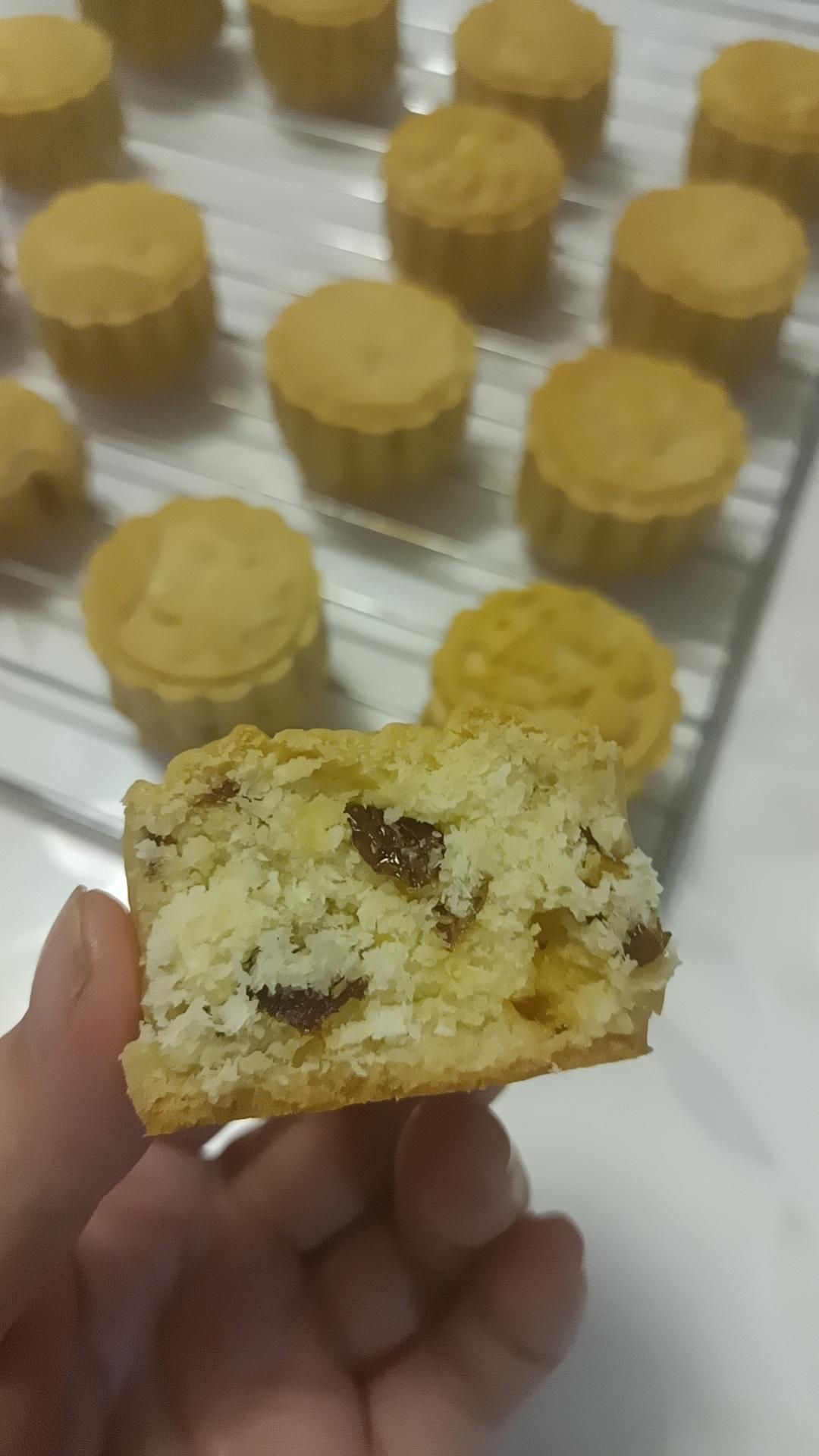 花生月饼（蜜酥皮包椰蓉红葡萄干馅）