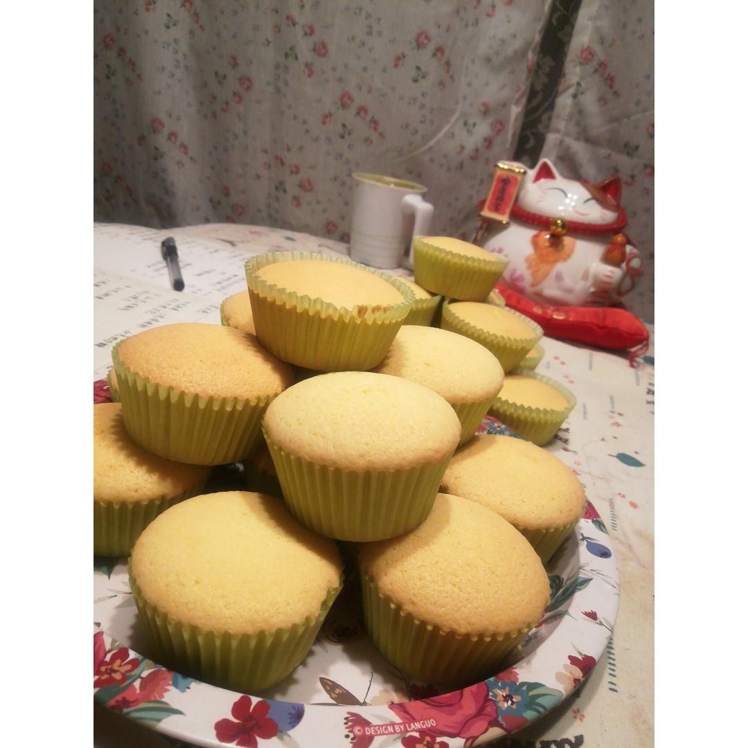 原味海绵纸杯蛋糕（非常适合裱花、盖糖皮的cupcake方子）