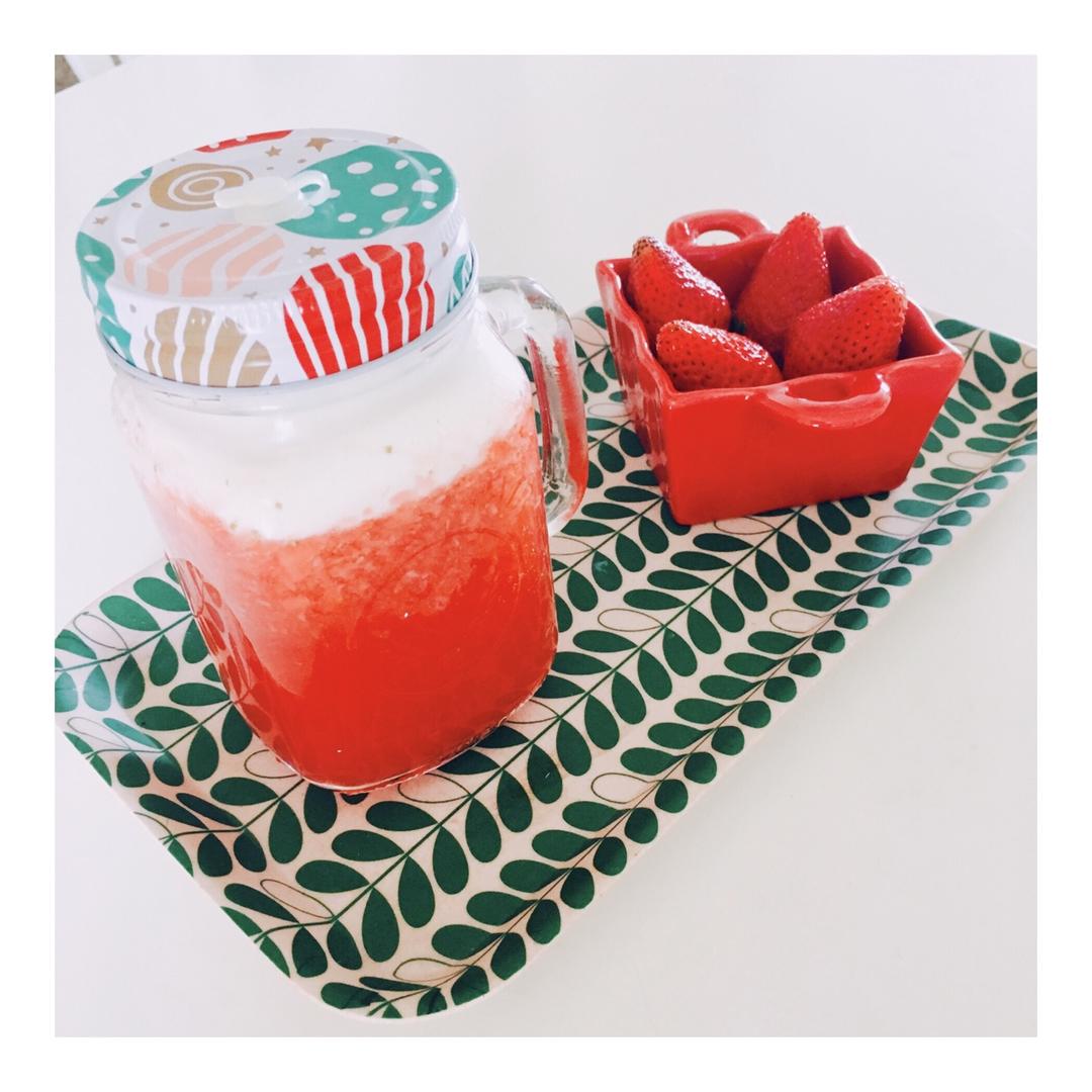 草莓芝士奶盖茶