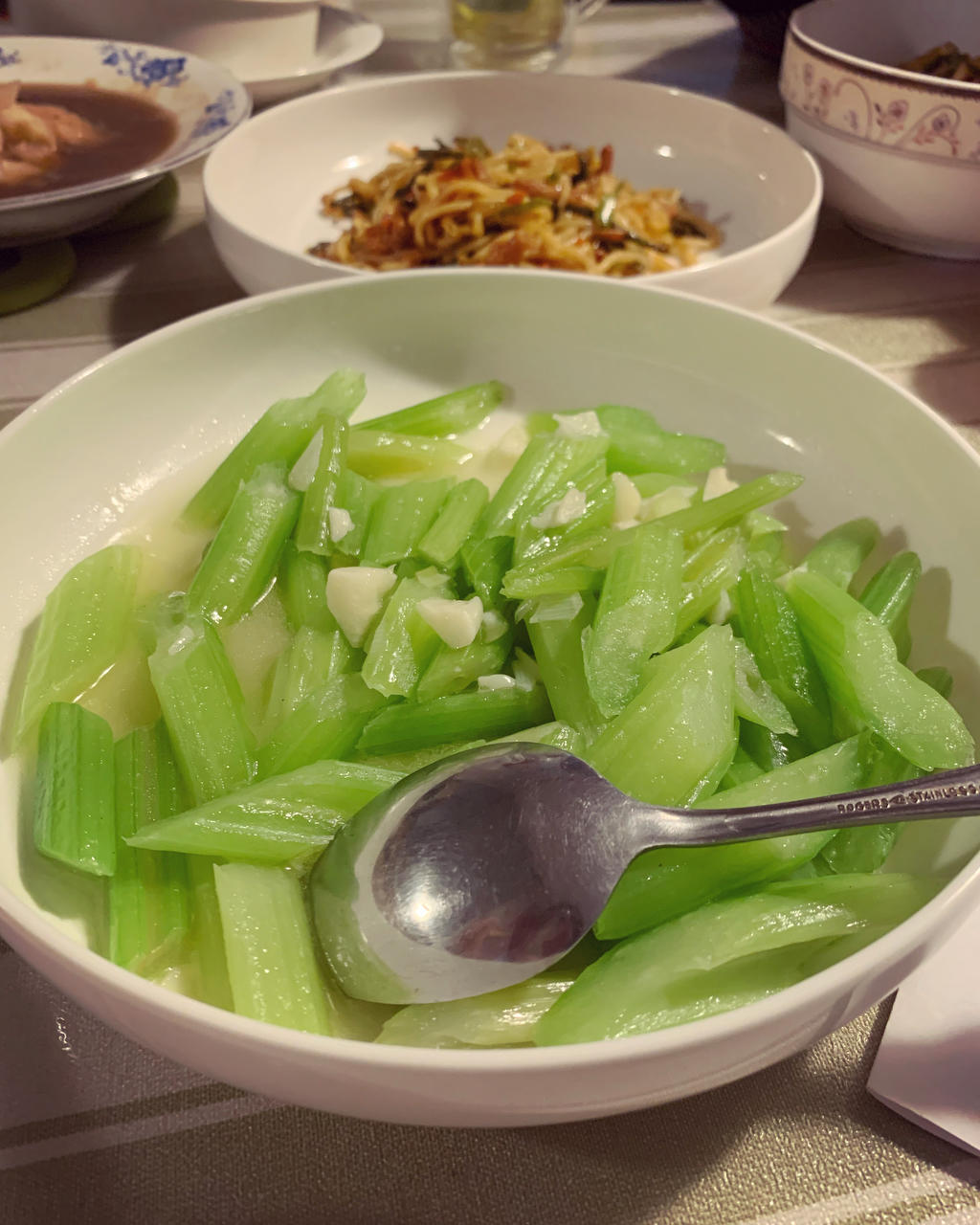 究极解油腻好菜：蒜炒西芹