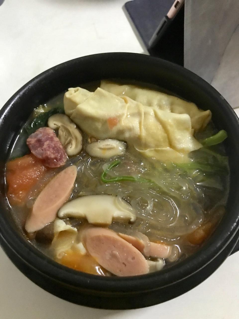 下班回家不想做饭，不如来试试这道超快手的美食—牛肉粉丝砂锅