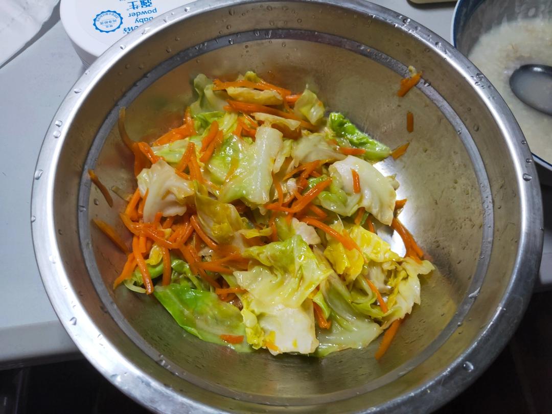快手素炒圆白菜胡萝卜丝
