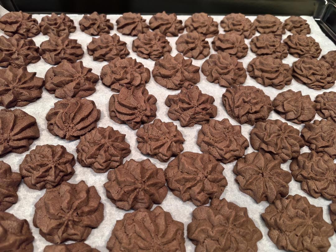 挤花毫无压力的巧克力曲奇