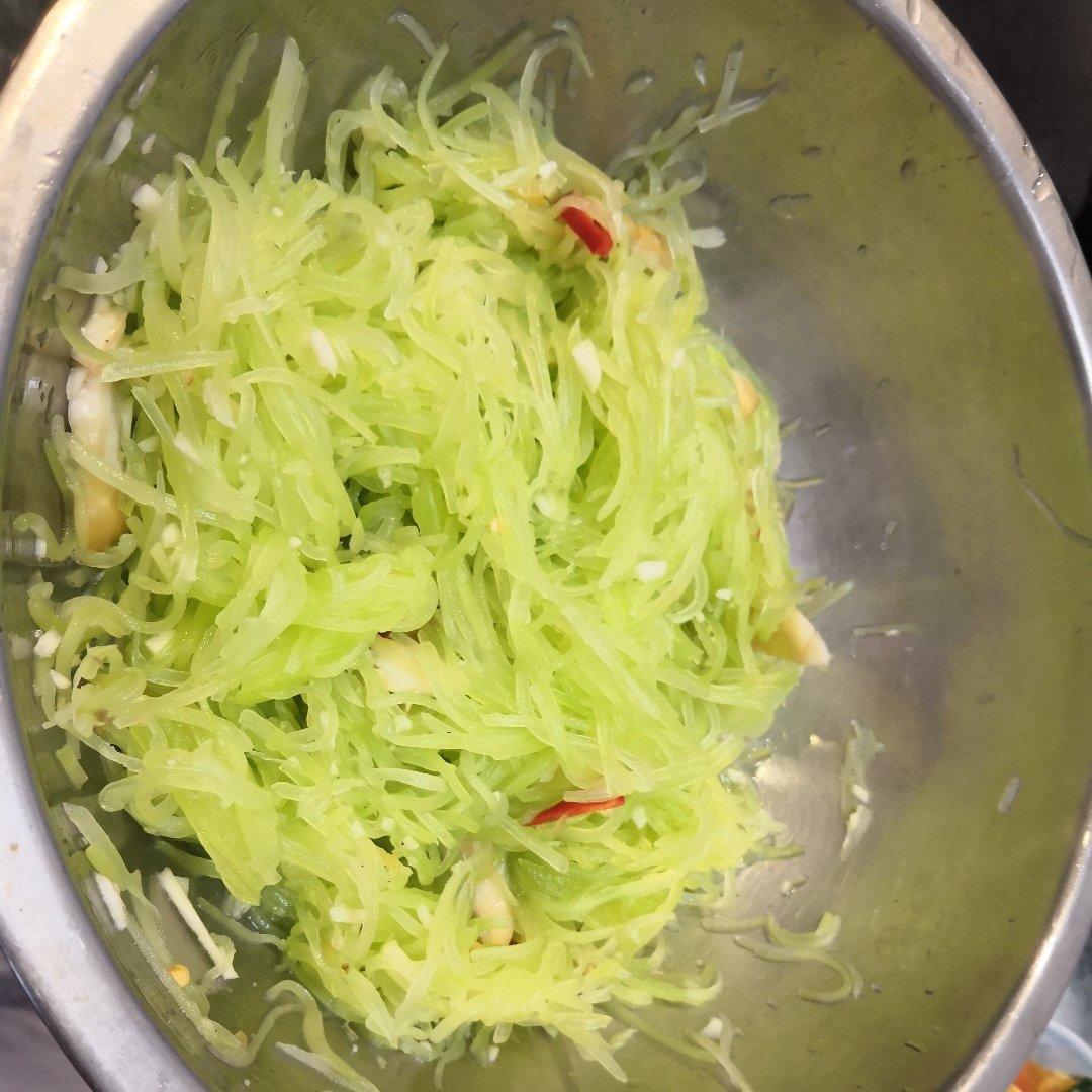 厨师长教你：夏日开胃小菜“凉拌莴笋丝”的家常做法，简单易学赶紧收藏吧