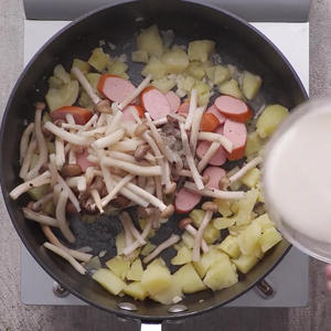 奶汁焗土豆的做法 步骤3