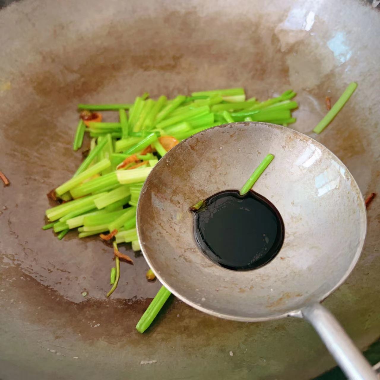 小芹菜炝炒烟熏豆干(减脂瘦身)的做法 步骤3