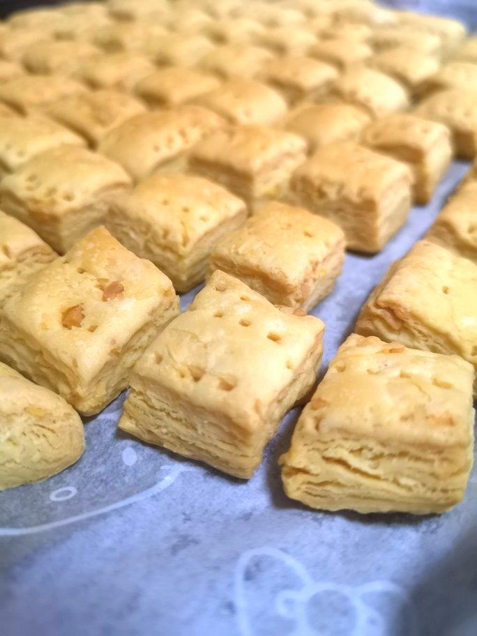 网红咸蛋黄又出新品！酥脆咸蛋黄饼干，一次5块都不腻