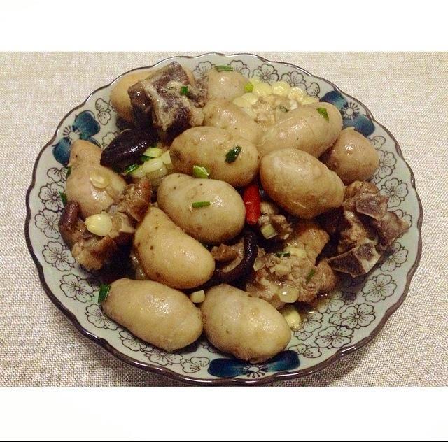 啤酒排骨炖芋艿的做法