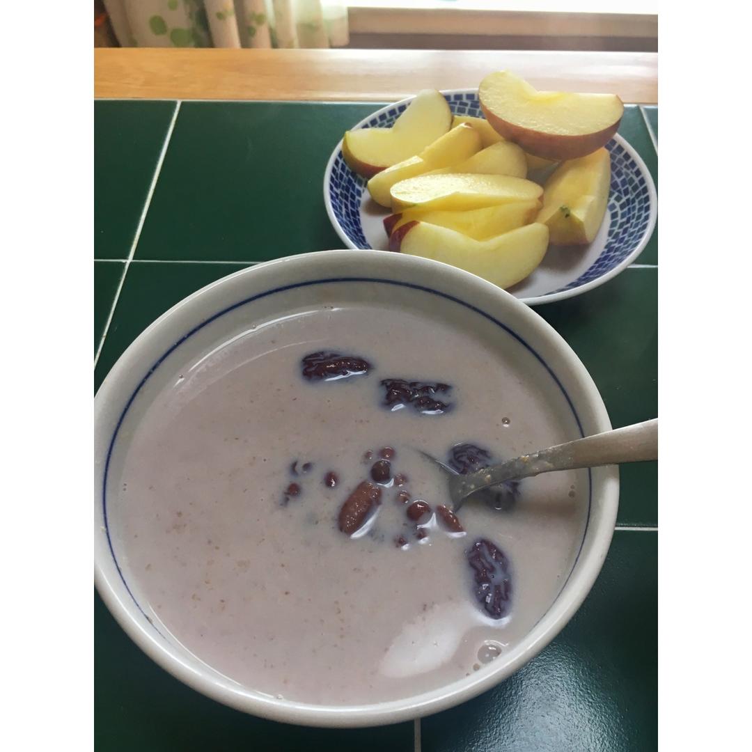 红枣红豆薏仁牛奶粥