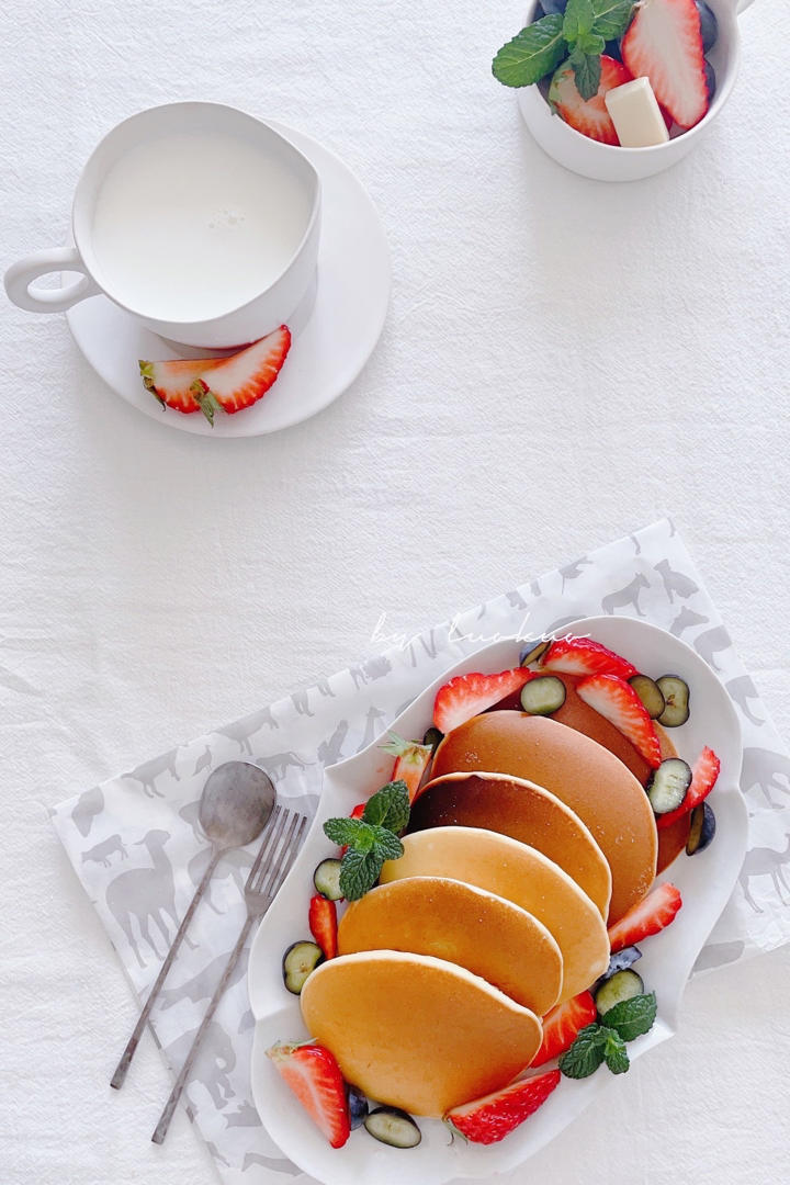 【酸奶松饼yogurt pancake】，搭上黑莓果酱和枫糖的美味。