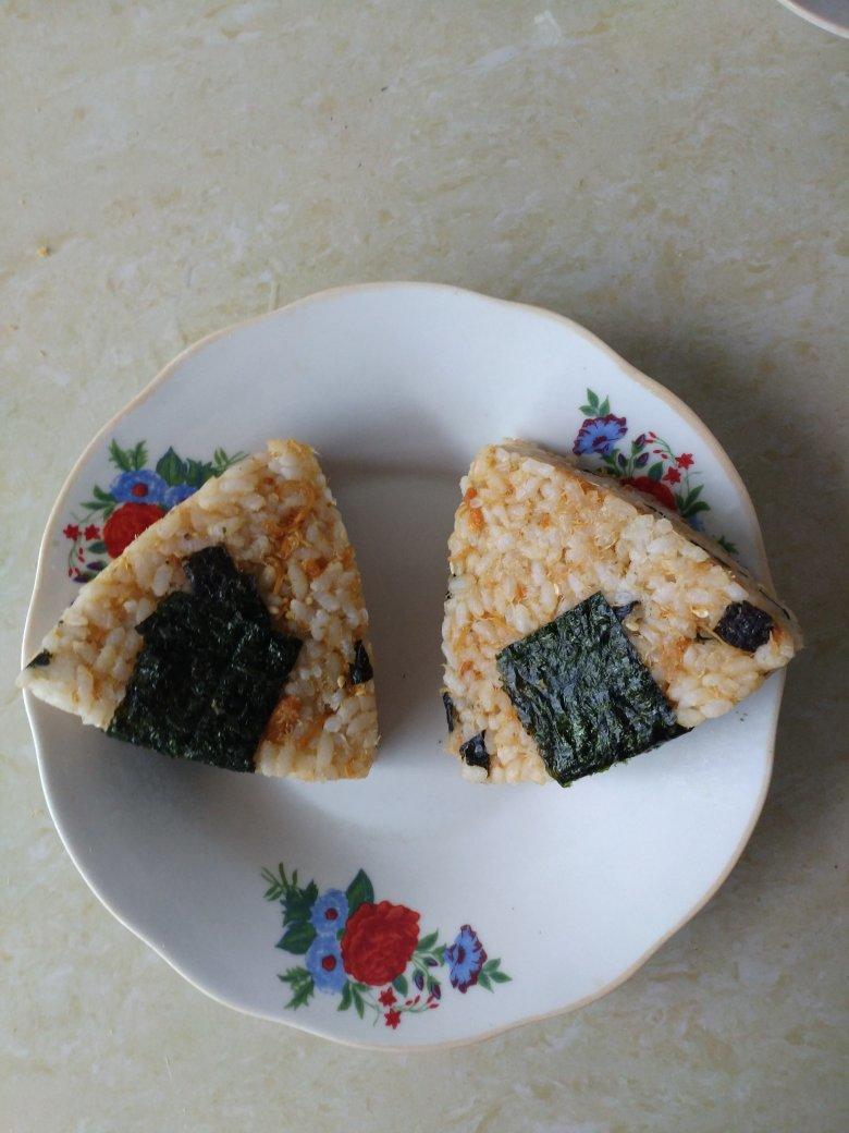 肉松三角饭团
