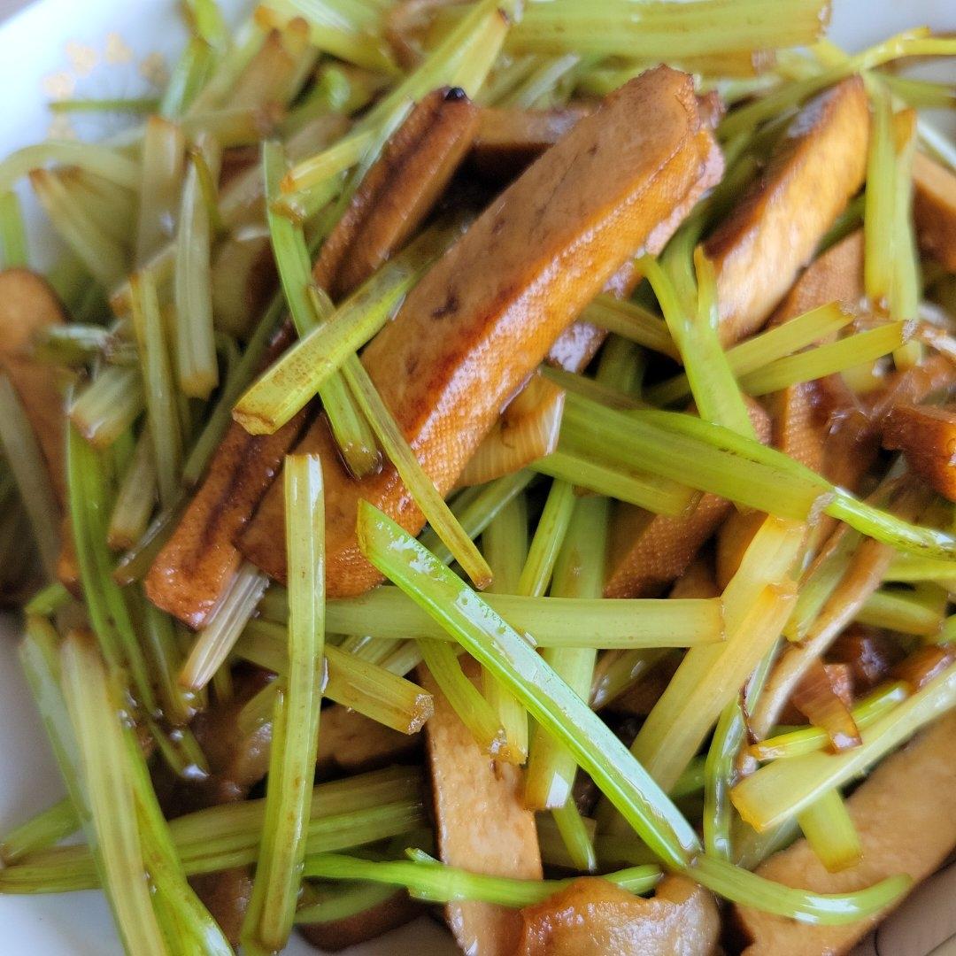 午餐晚餐简单快手下饭菜芹菜炒香干