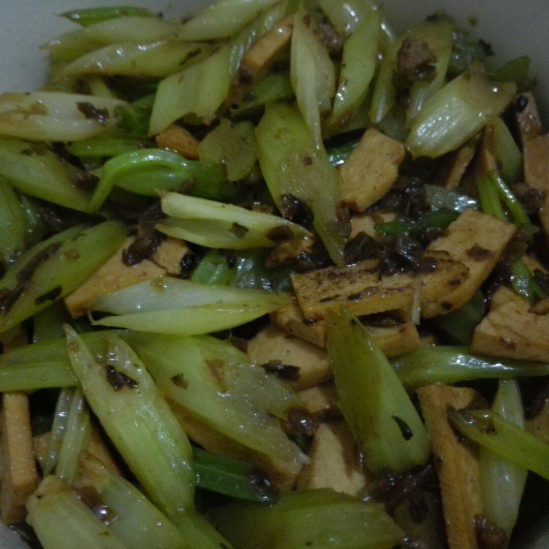 素菜：芹菜炒豆腐干