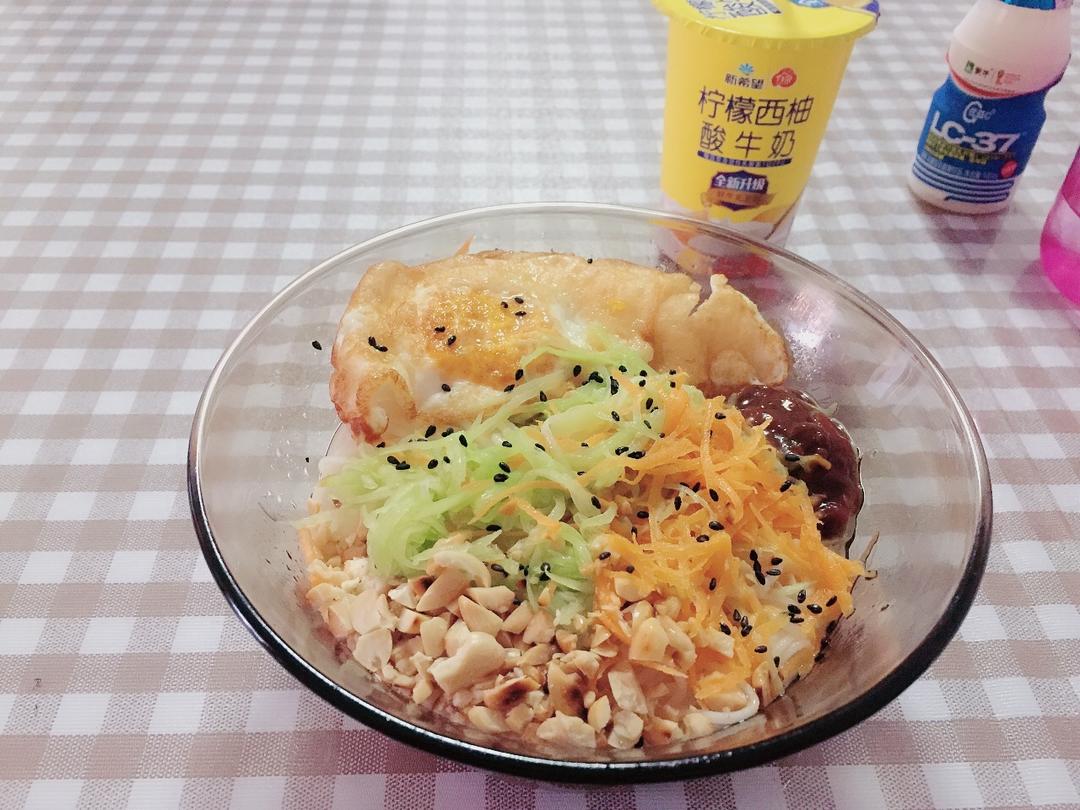 酱鸡蛋拌面