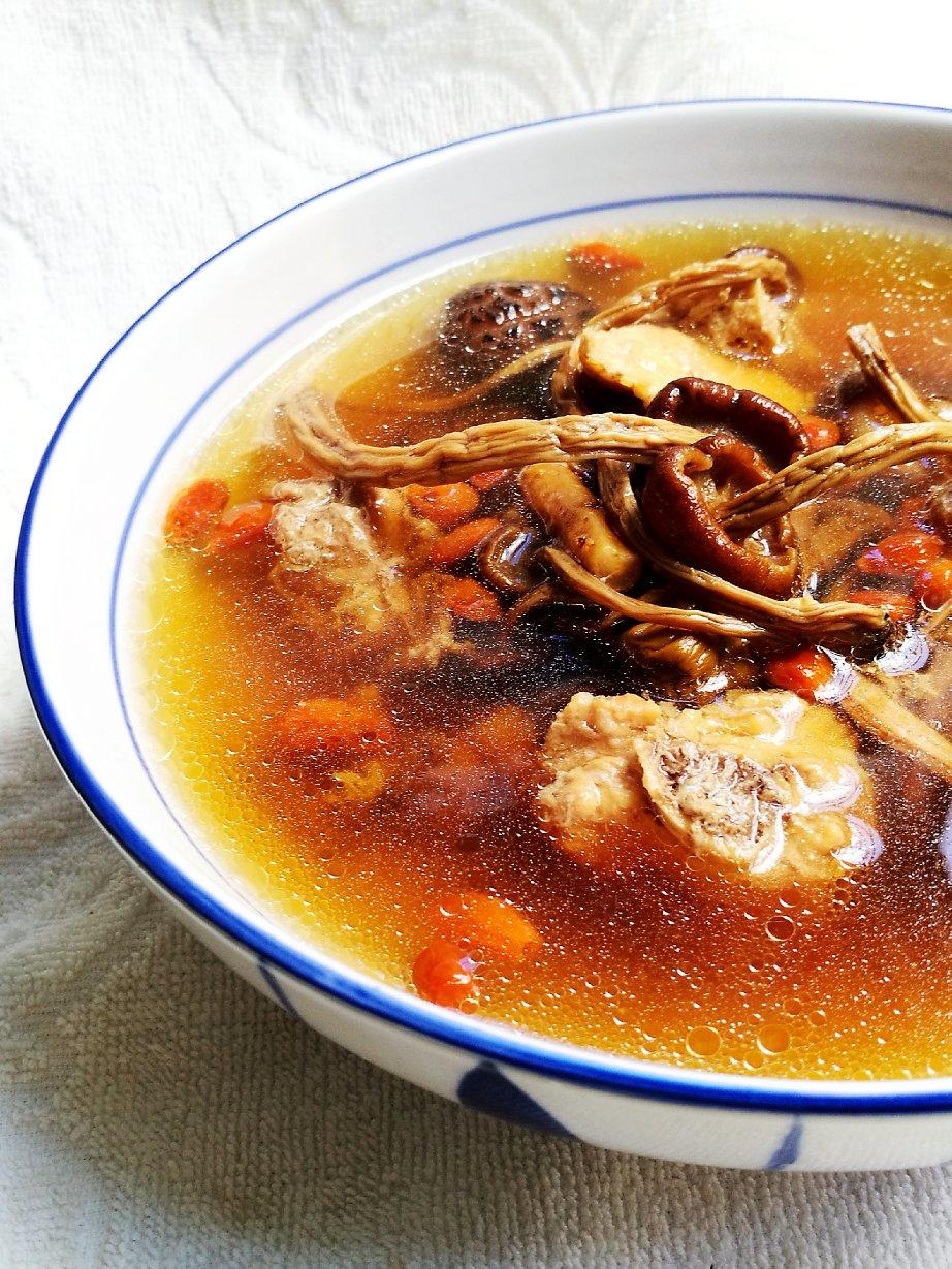 【姬松茸茶树菇排骨汤】《每周一款老火靓汤三》的全部作品