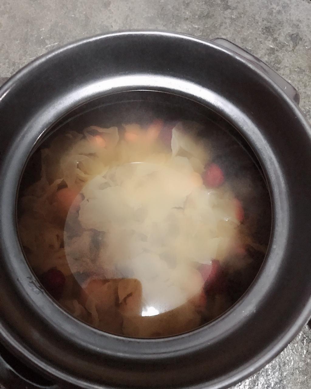 冰糖银耳红枣汤