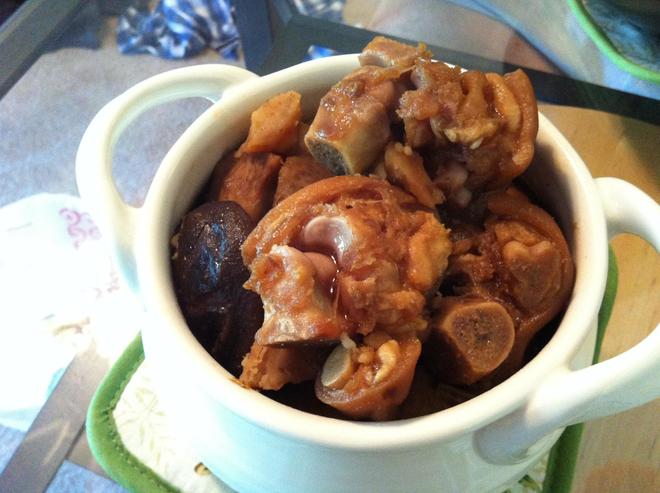 槟榔芋香菇炖猪脚的做法