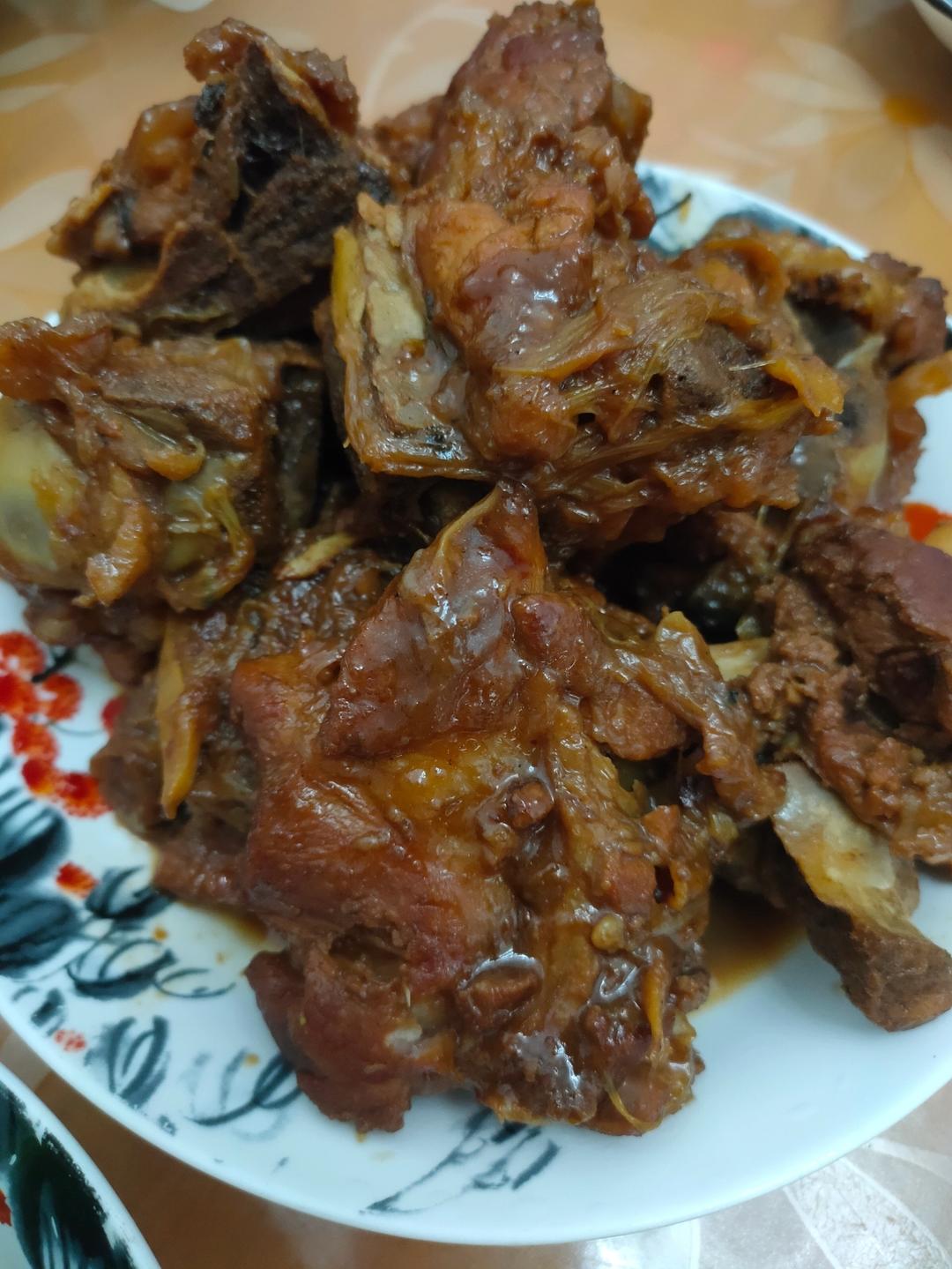 容易入手的鲜嫩酱香大骨头