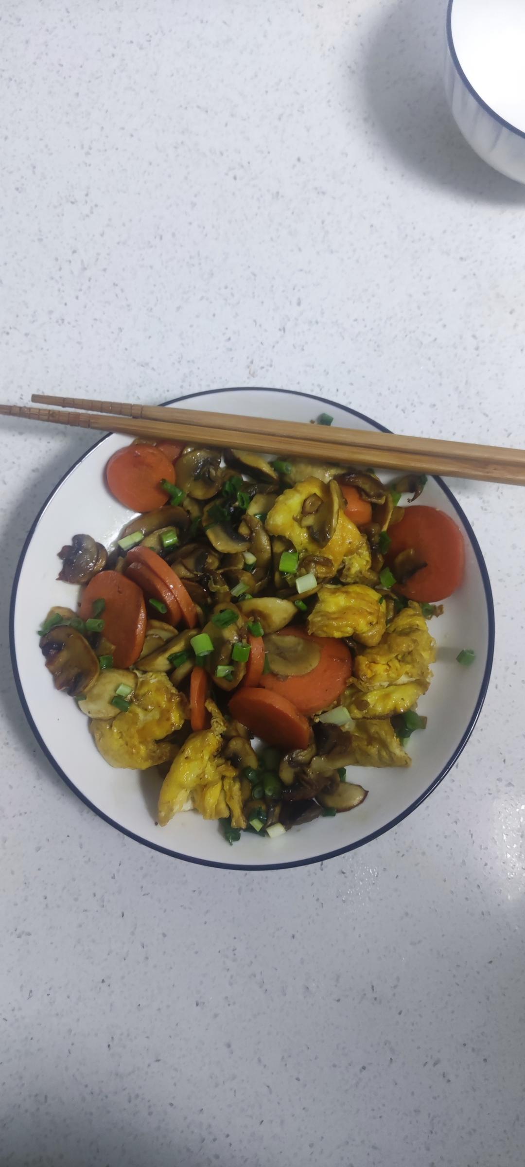 胡萝卜口蘑炒鸡蛋🥚