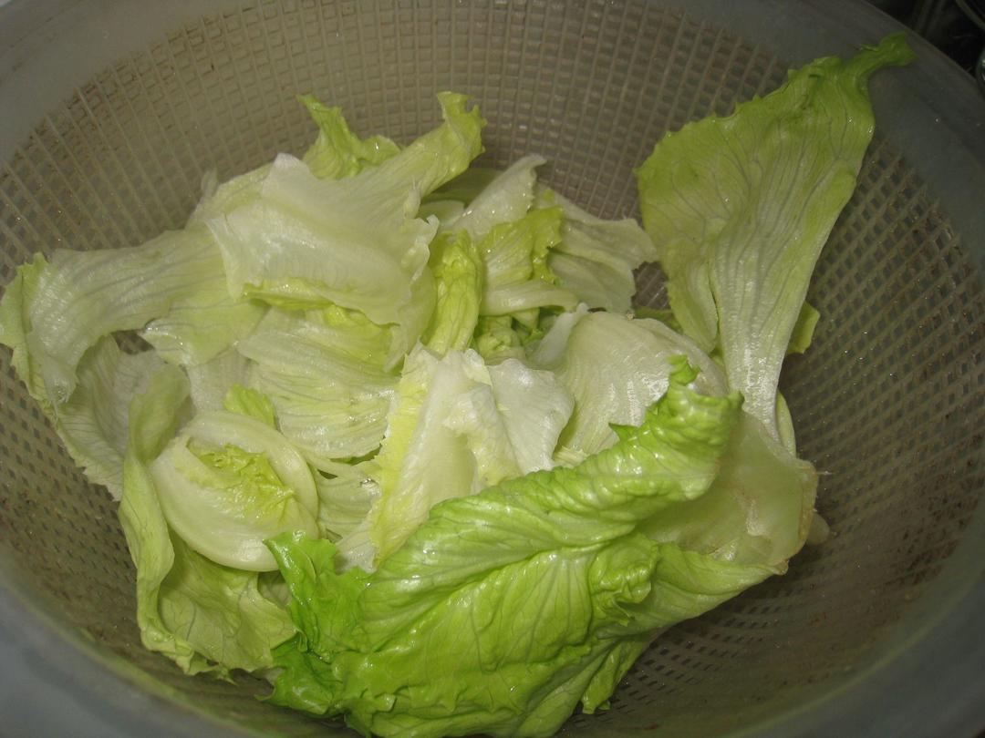 肉丸炒香菇西生菜的做法 步骤1