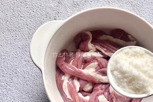 猪粉肠酸菜汤的做法 步骤2