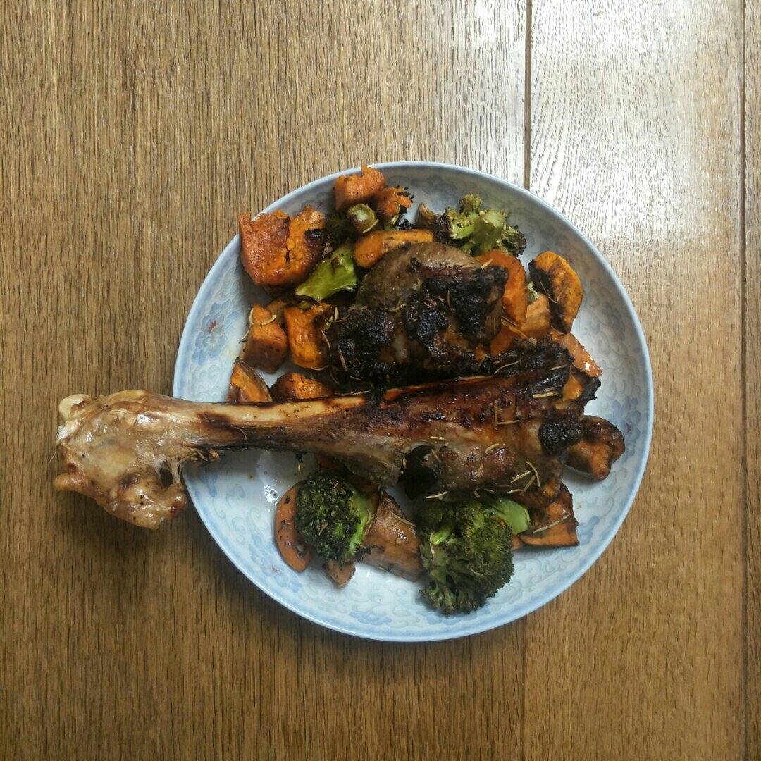 孜然蒜香烤羊腿