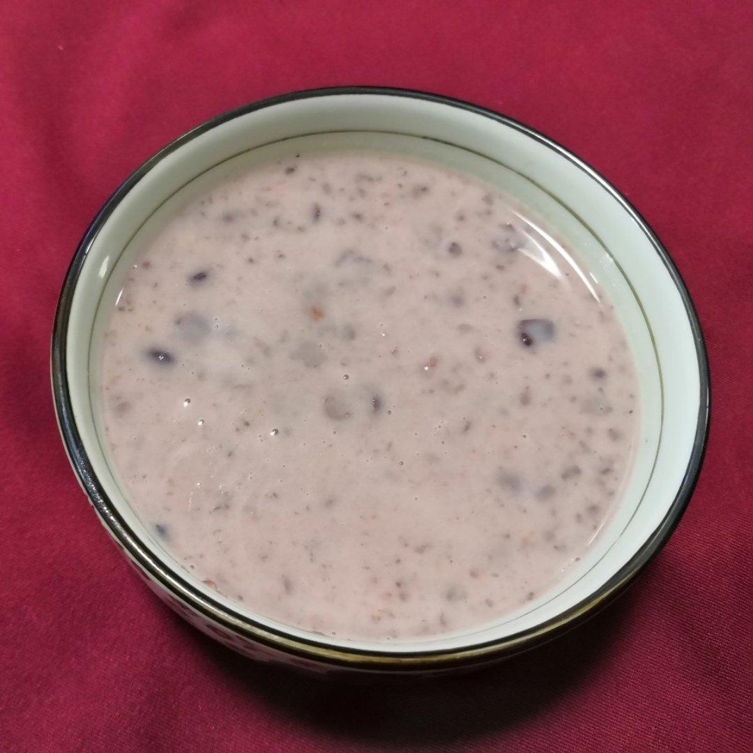 红枣红豆薏仁牛奶粥