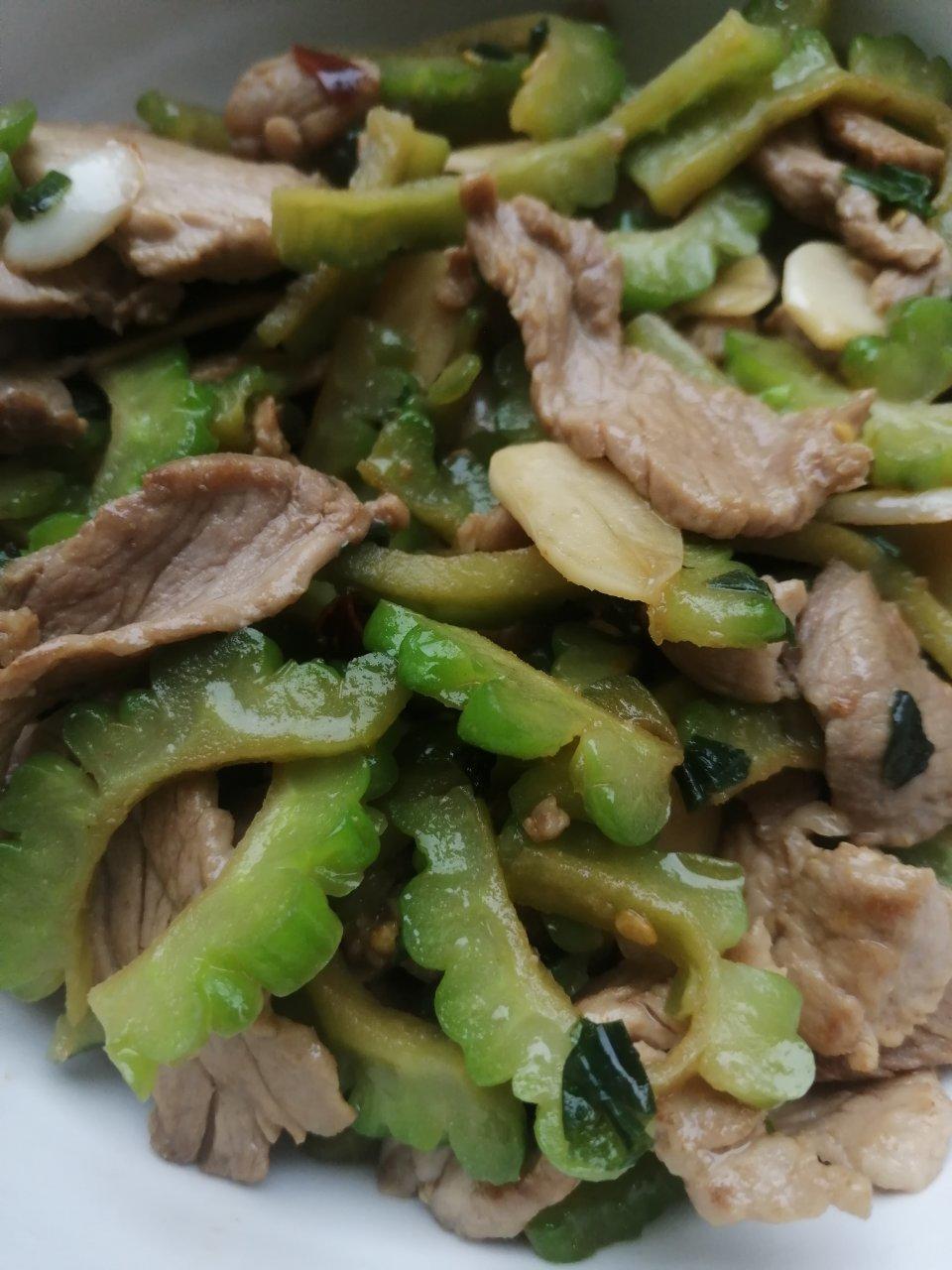 苦瓜炒肉 苦瓜这样做去除大半苦味