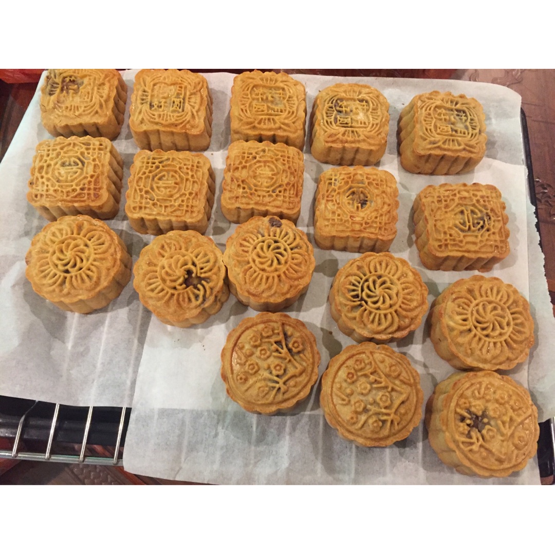 广式月饼－－蛋黄豆沙月饼
