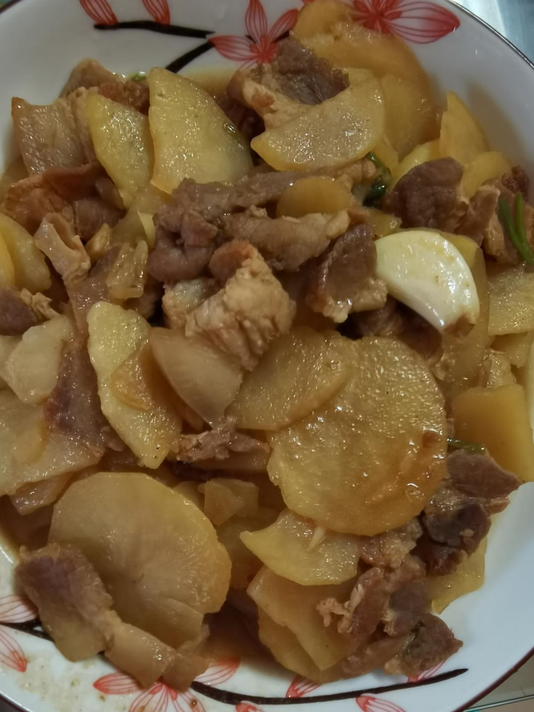 五花肉干煸土豆片