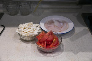减脂的番茄海鲜菇龙利鱼的做法 步骤1