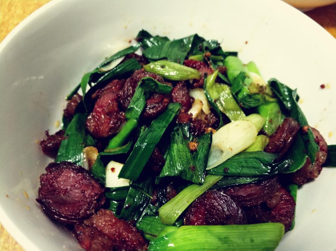 超简单下饭的蒜苗炒香肠