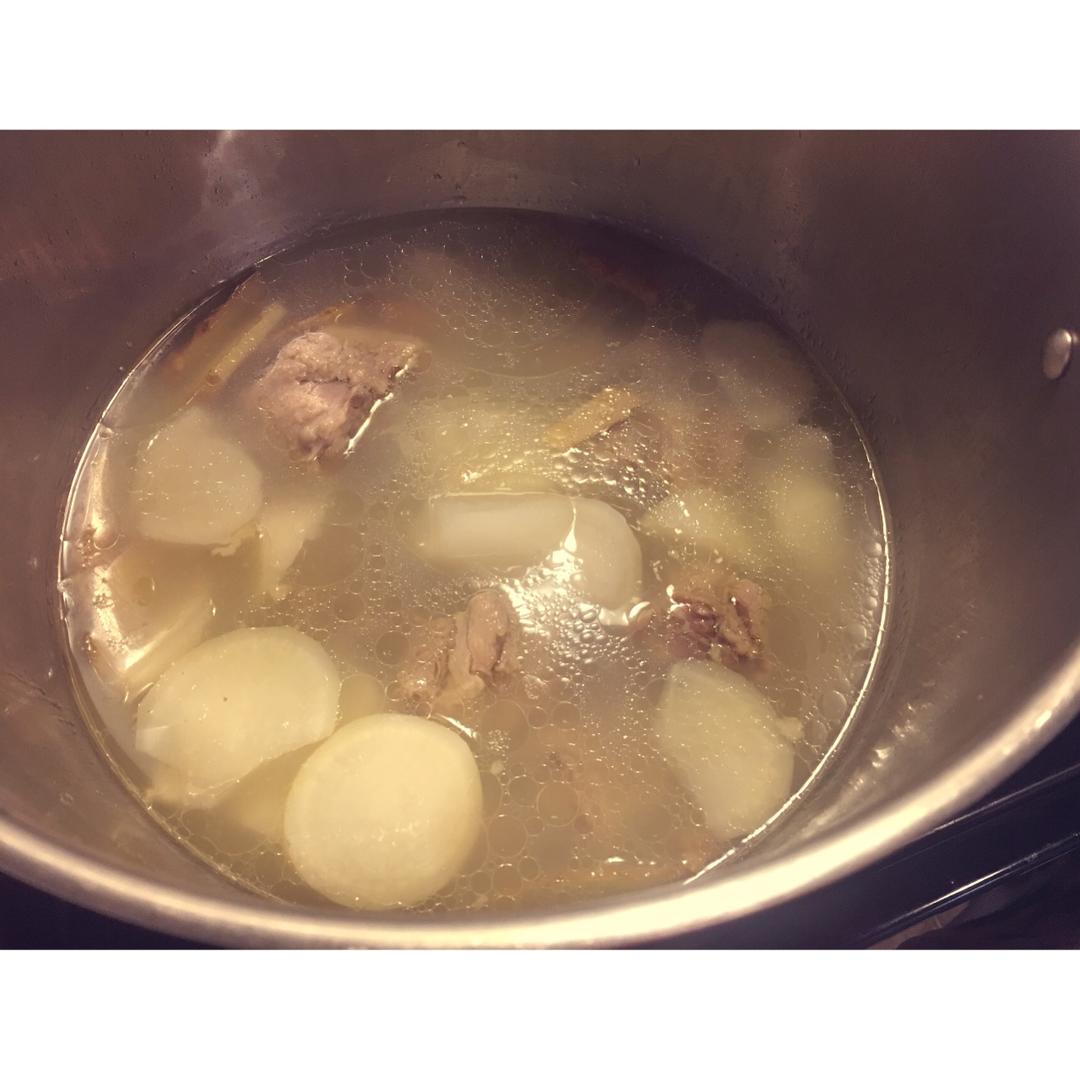 牛尾炖白萝卜汤