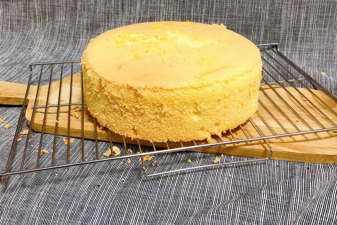 超简单完美戚风蛋糕（6寸2蛋）附打发、翻拌、脱模视频