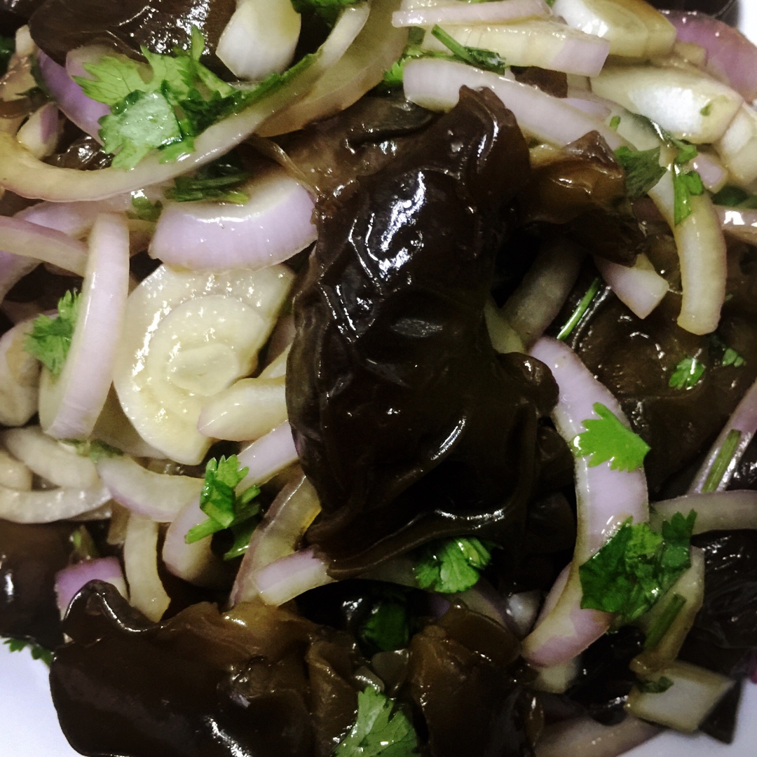 洋葱拌木耳