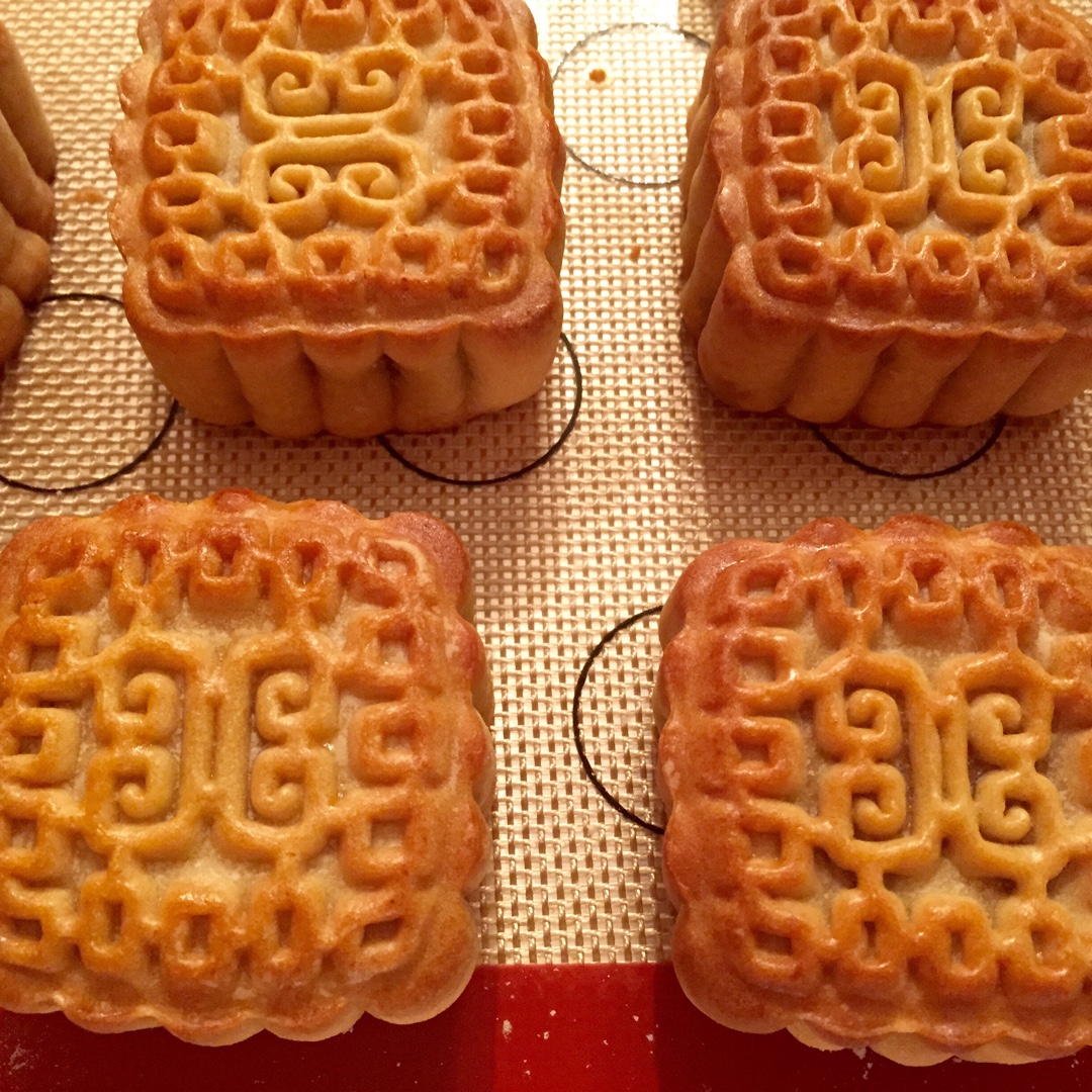 广式月饼—蛋黄莲蓉月饼