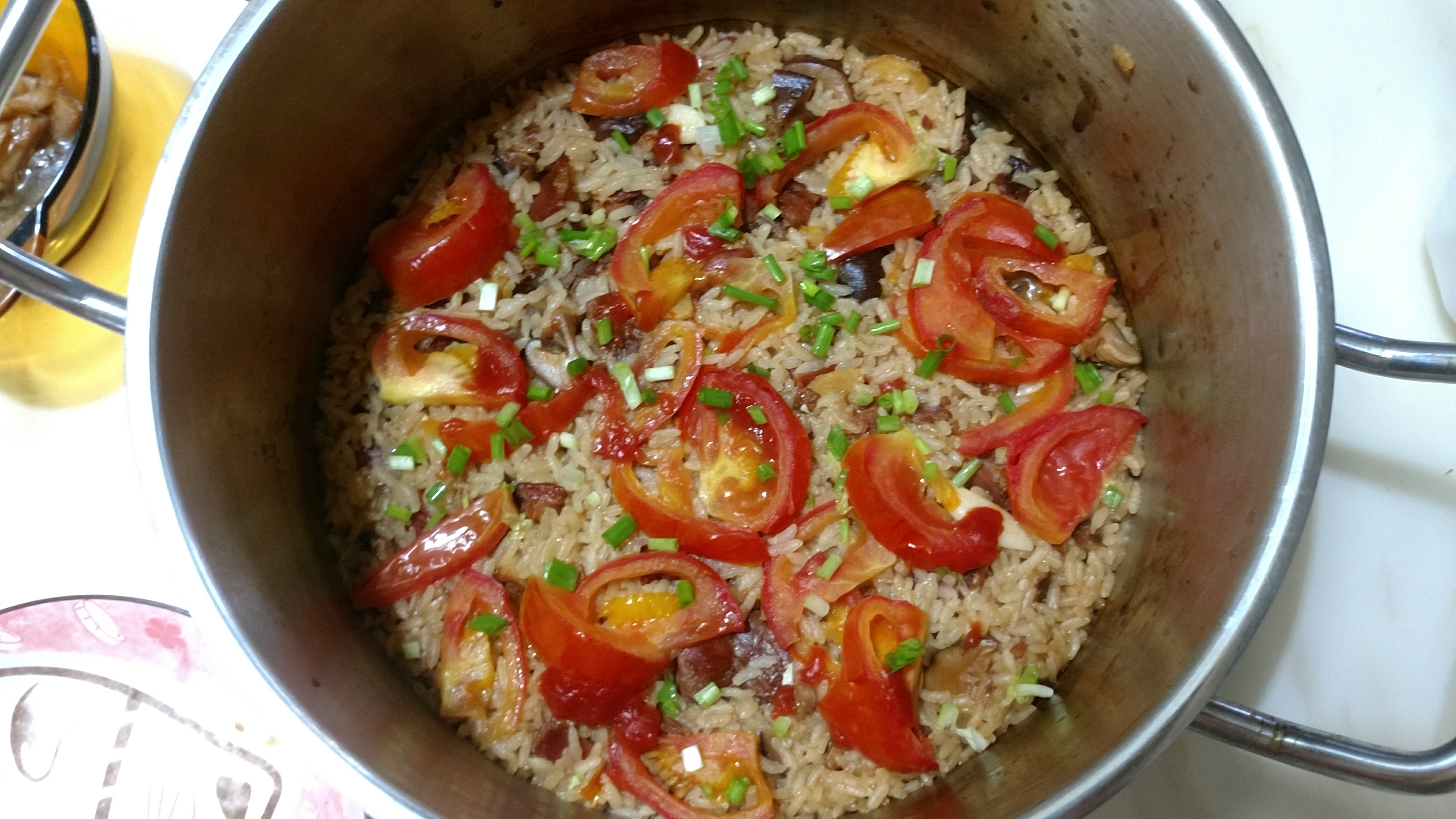 番茄腊排骨焖饭的做法