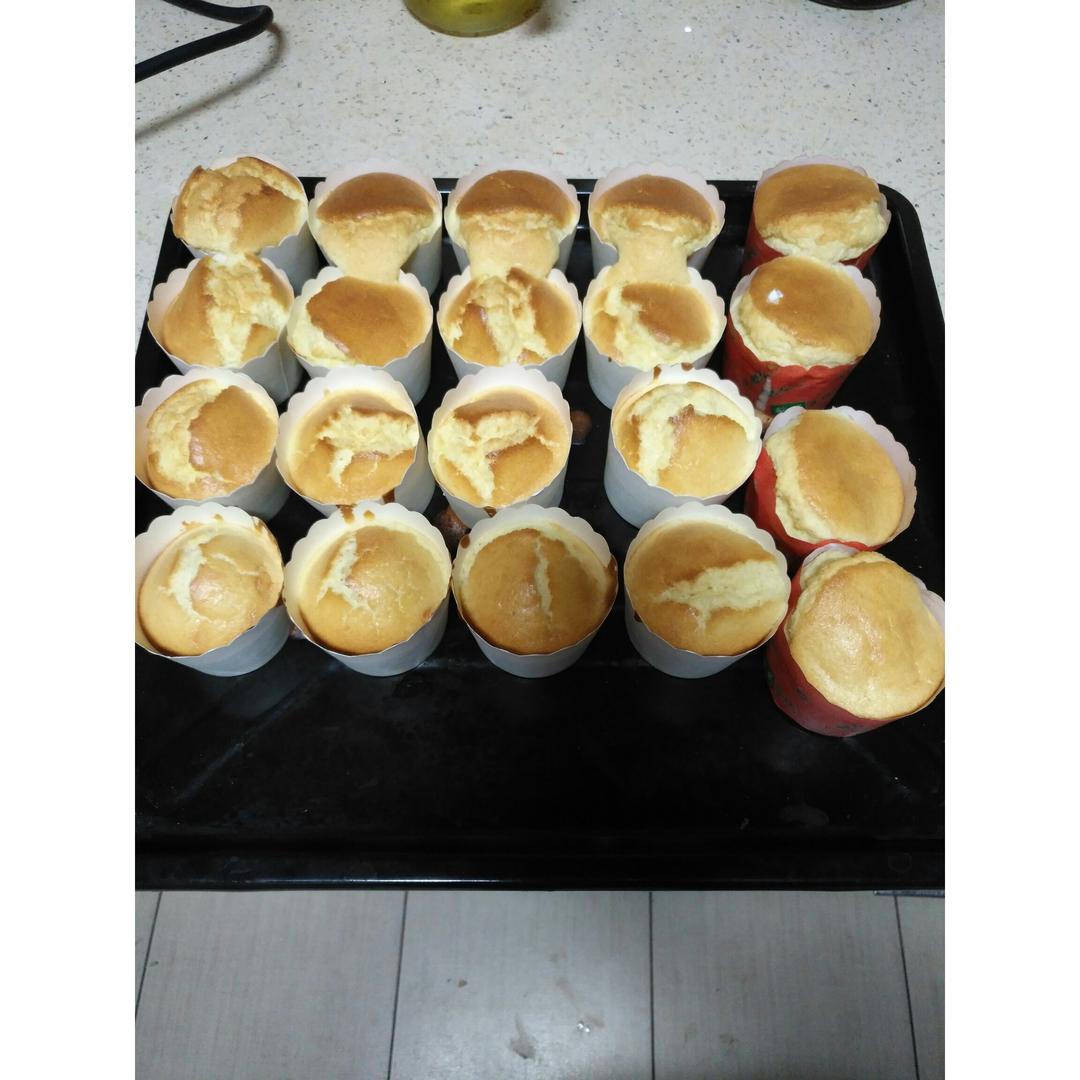 蔓越莓纸杯戚风小蛋糕